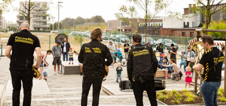 Hofkonzert mit den Follow-Me-Band in einer malerischen Gartenkulisse.